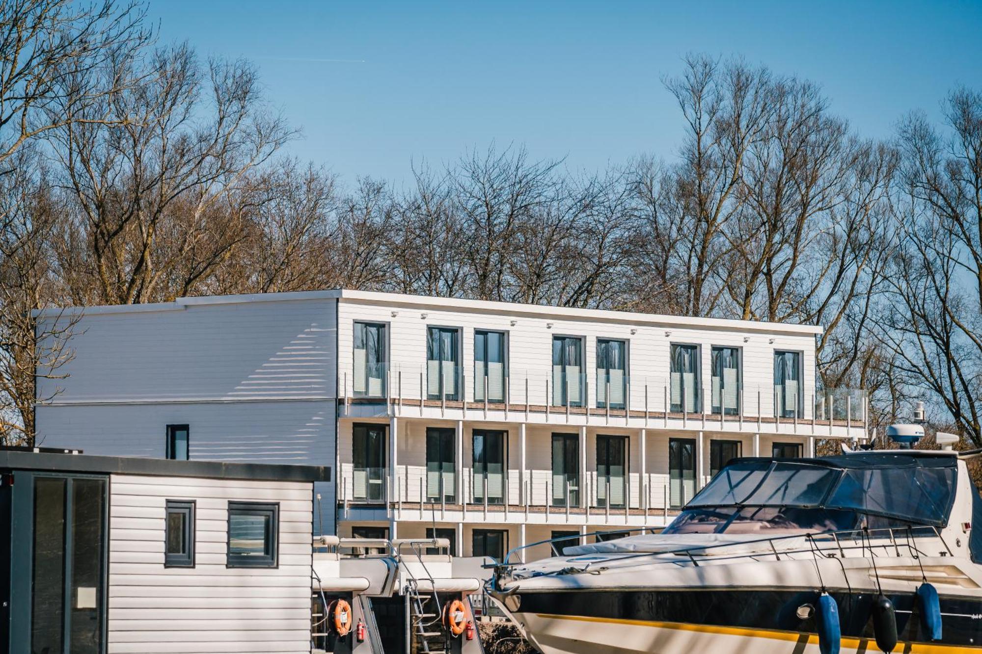 Marina Martinshafen - Lotsenhaus Hotel Neuhof  Exterior photo